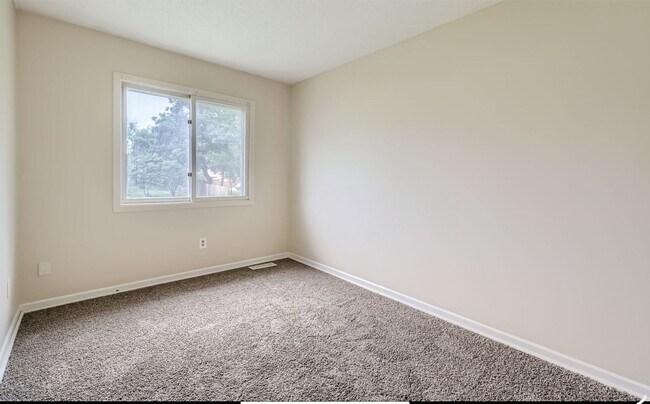 Building Photo - Spacious 3 - Bedroom Townhome with Modern ...