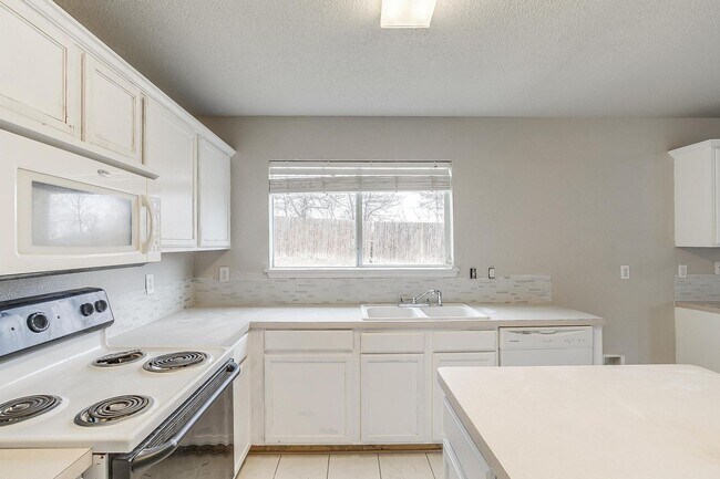 Building Photo - Ready for New Tenants- Large 3 bed, 2.5 bath in West Fort Worth- 76108