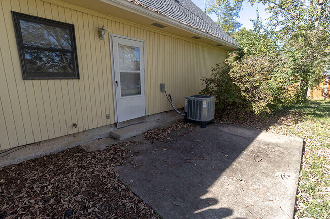 Building Photo - 1304 Millbrook Ct