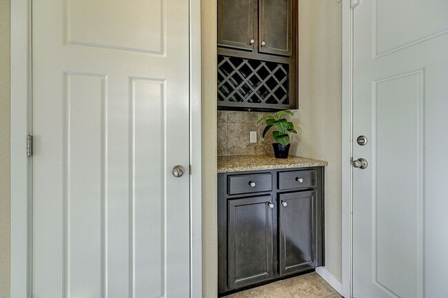 Building Photo - HUGE SIX (6!!!) BD HOME IN LORSON RANCH!