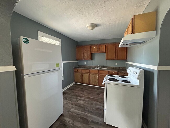 Building Photo - 2 Bedroom House-Available Now!