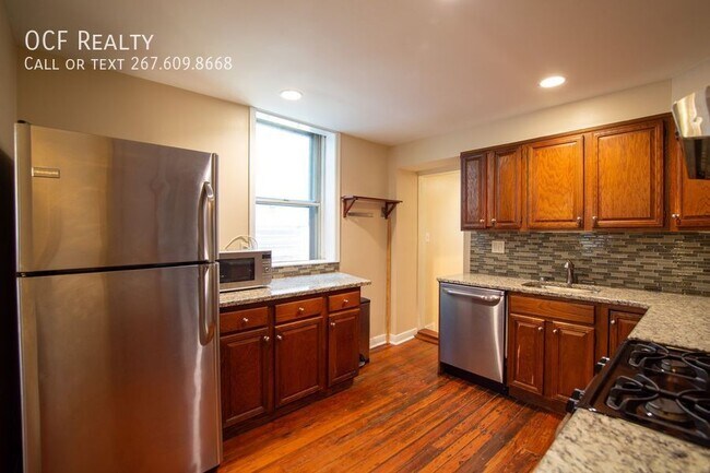 Building Photo - 2211 Bainbridge St