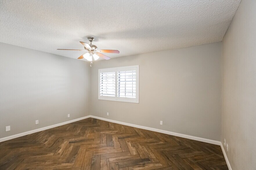 Building Photo - 1214 E Greenway Cir