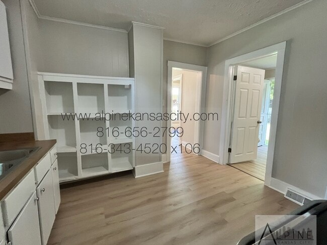 Building Photo - Updated NE Home!