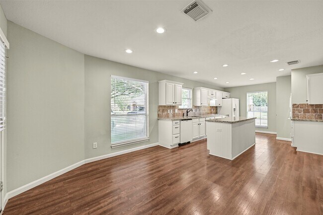 Building Photo - 313 Winding Oak Ln S