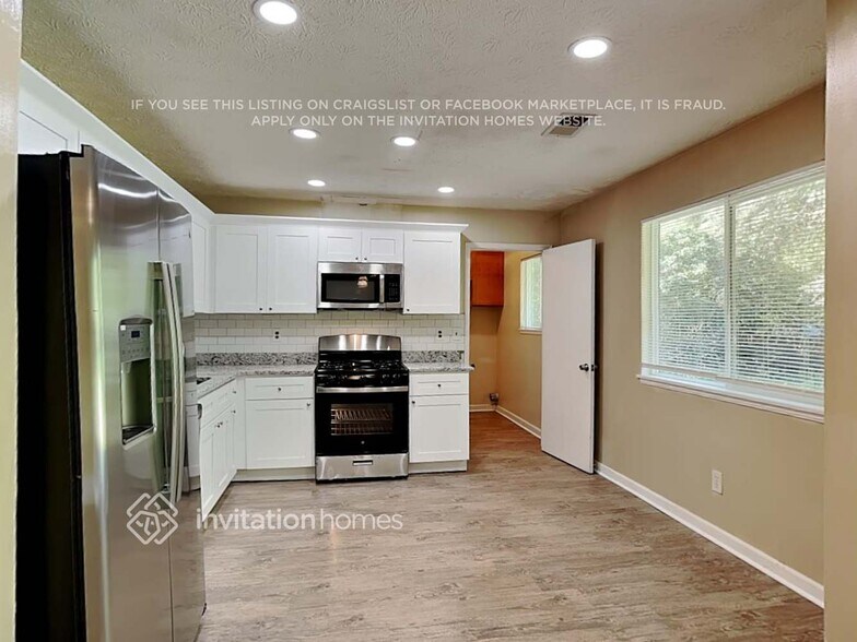 Building Photo - 2463 Mistletoe Ln SW