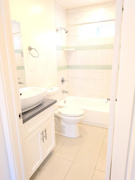 Building Photo - 2614 Chariton St