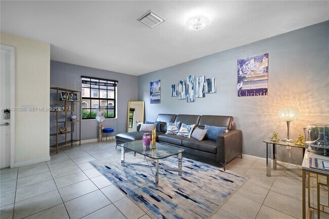 Building Photo - 705 SE 13th Street Cir