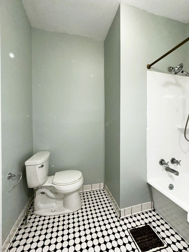 Building Photo - Beautiful, Historic House! Hardwood Floors, Full Basement, Detached Garage; W/D, Pets Ok!