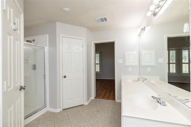 Building Photo - 11106 Wortham Gate Dr
