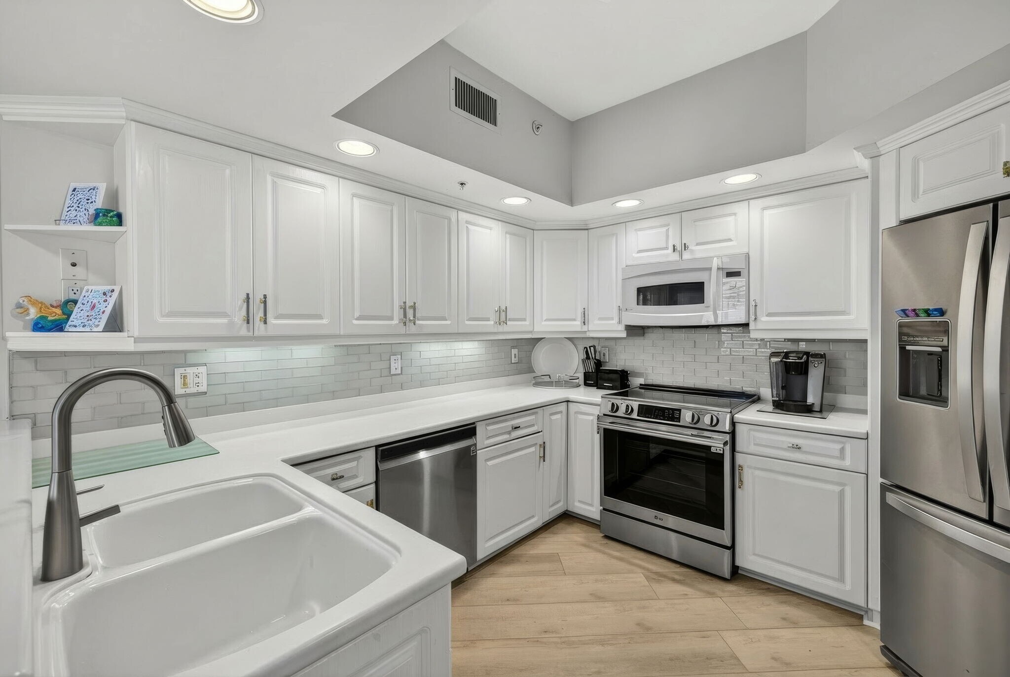 Renovated kitchen with stainless appliances - 1001 Arbor Lake Dr