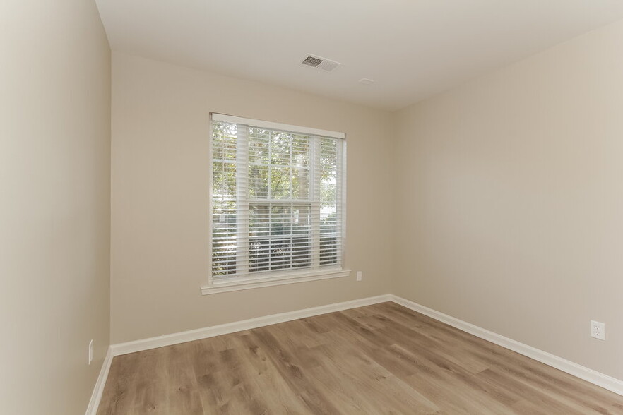Building Photo - 460 Riverglen Dr NW