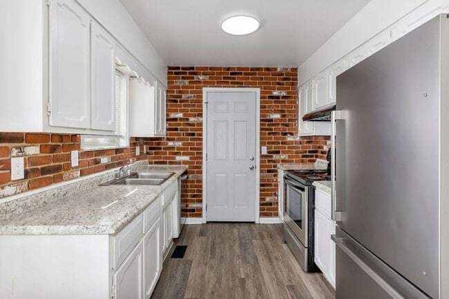 Building Photo - Newly Renovated