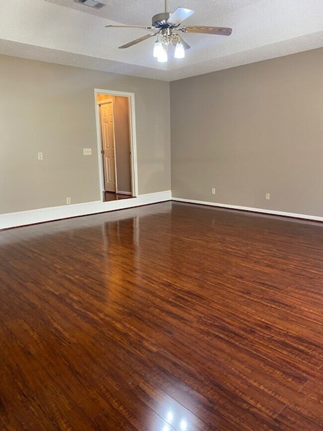 Building Photo - Quiet North Columbus Home