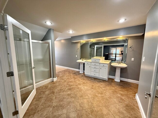 Building Photo - 98 Melrose Dr