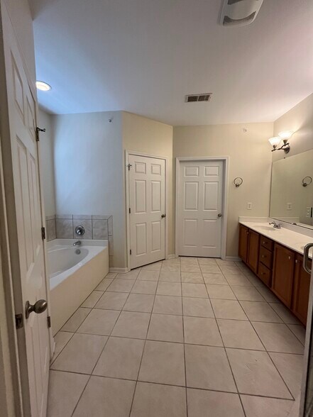 Building Photo - 616 Marshtree Ln