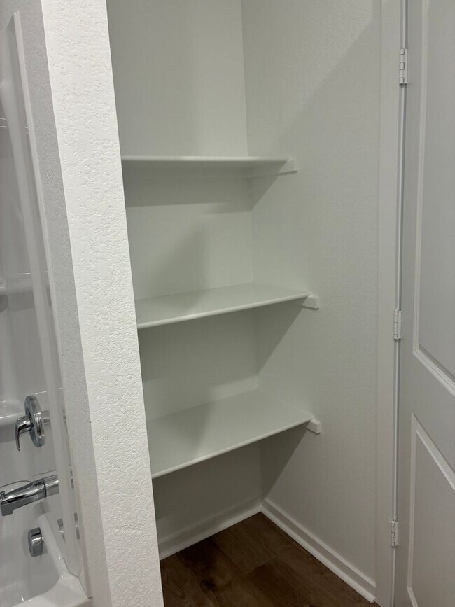 Building Photo - 1406 Manor Ct