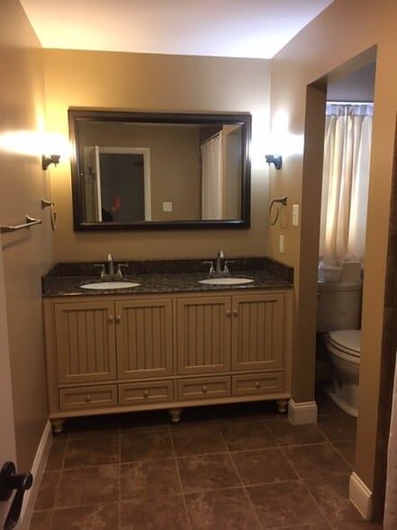 Hall Bathroom - 7413 Skyline Dr