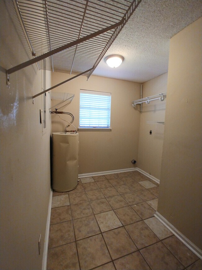 Building Photo - 146 Woodstone Cir