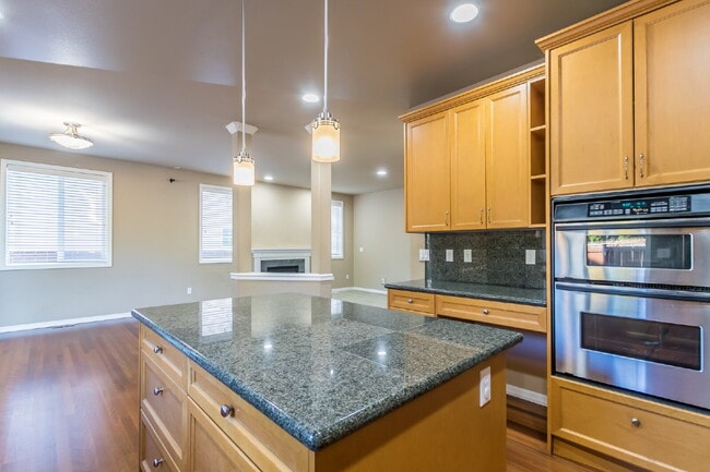 Building Photo - Spacious 4-Bedroom Haven in Kent with 2.5 Bathrooms and 2,570 Sq Ft of Comfort!