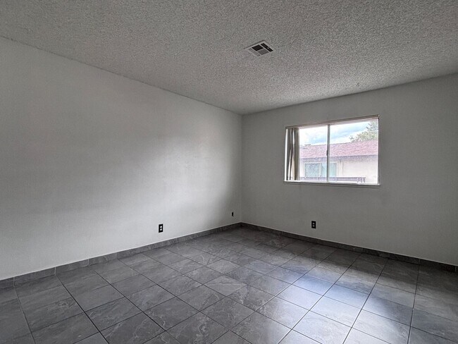 Building Photo - Great 2 bedroom 1 bath condo with a Covered Parking outdoor patio and in great Condition!