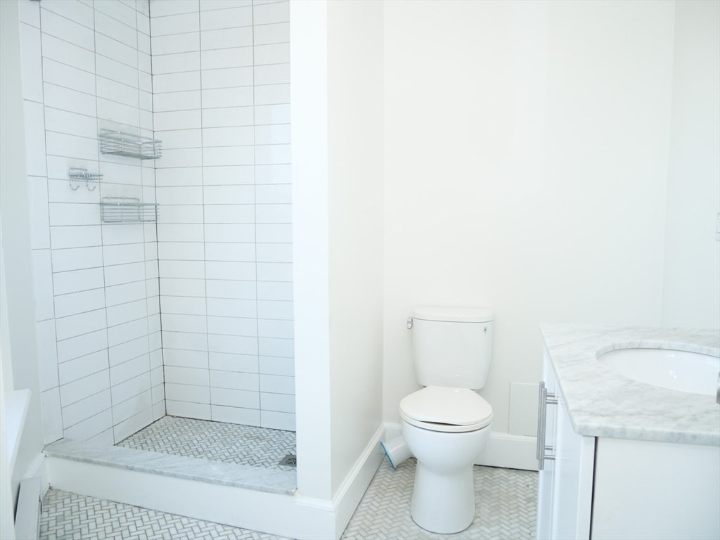 Building Photo - 41 Carlton St