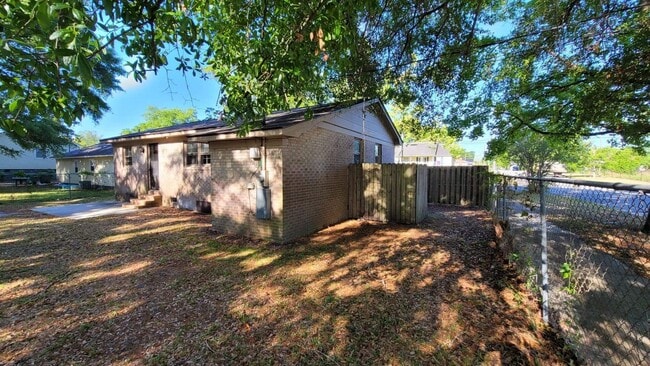 Building Photo - 3 Bedroom brick home downtown Wilmington
