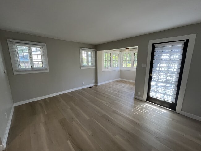 Building Photo - 1649 Roslyn St