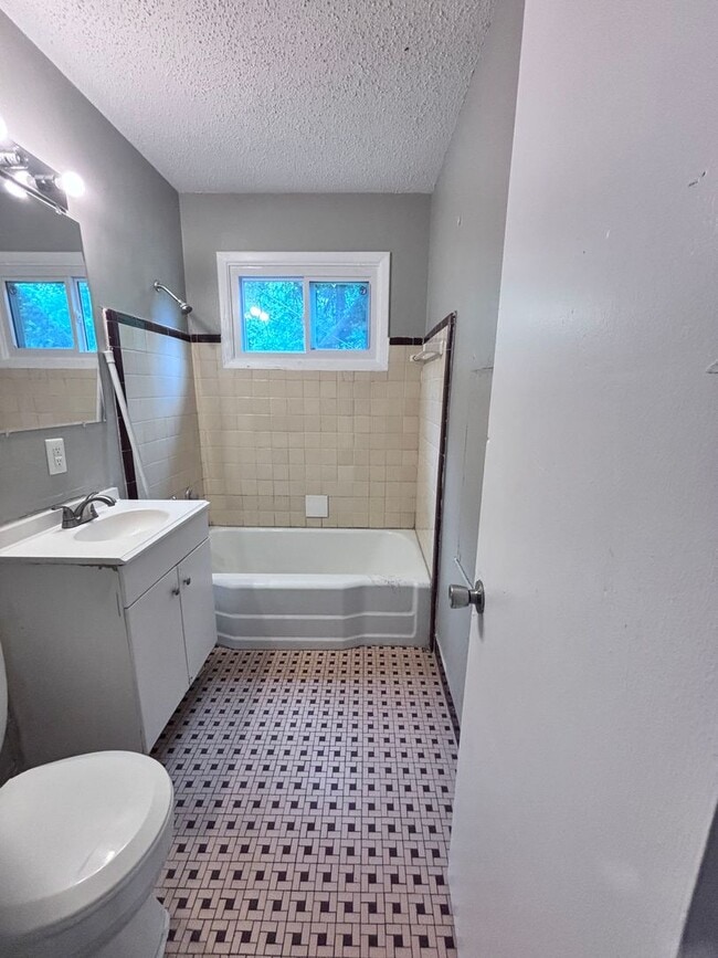 Building Photo - Charming Tulsa Home | 3 Bed | 1 Bath | $1,...