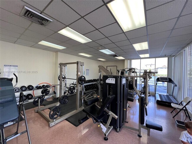 Building Photo - 1817 S Ocean Dr