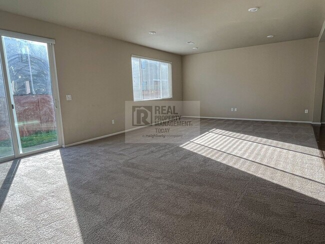 Building Photo - Spacious 5 Bedroom Home In Lacey!!