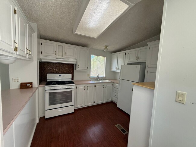 Building Photo - 2 Bedroom 2 Bath Contact Property Pros 928-634-7710