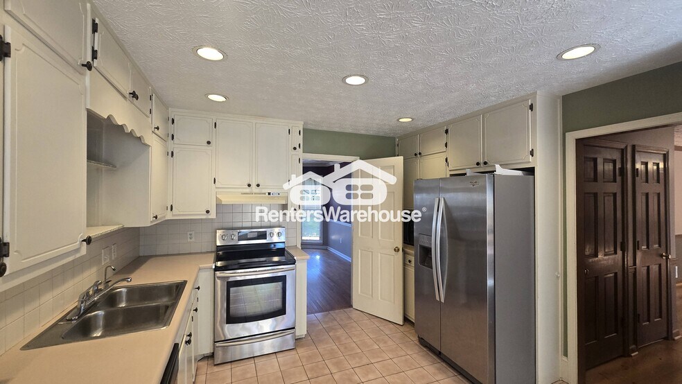 Building Photo - 891 Providence Dr