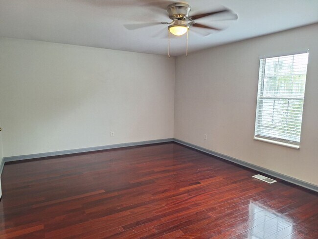 Building Photo - Convenient location to interstate in North...