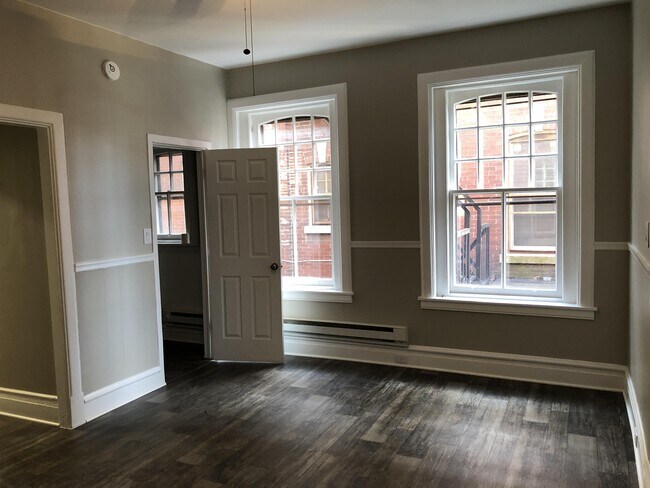 Building Photo - 609 N Plum St