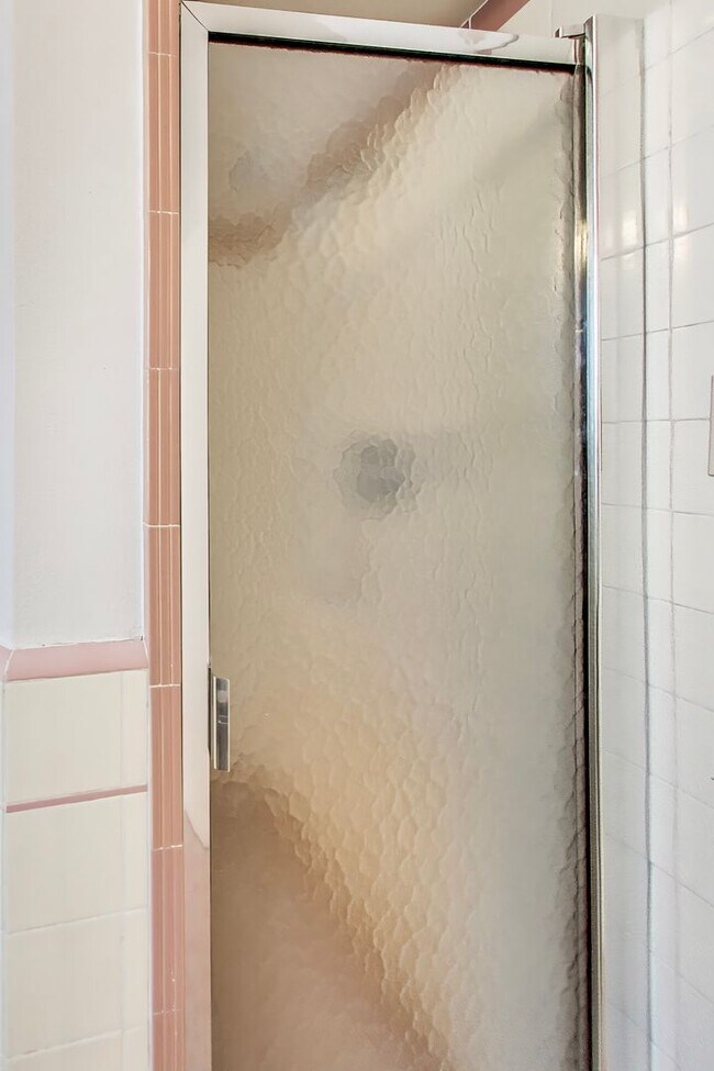 Building Photo - Top-Floor 2BD/1BA Near Ocean Beach & Golden Gate Park