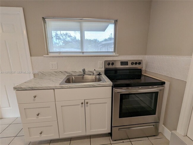 Building Photo - 987 NE 131st St