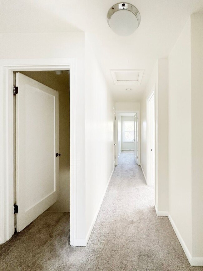 Building Photo - 4Bd/2Ba Seattle House