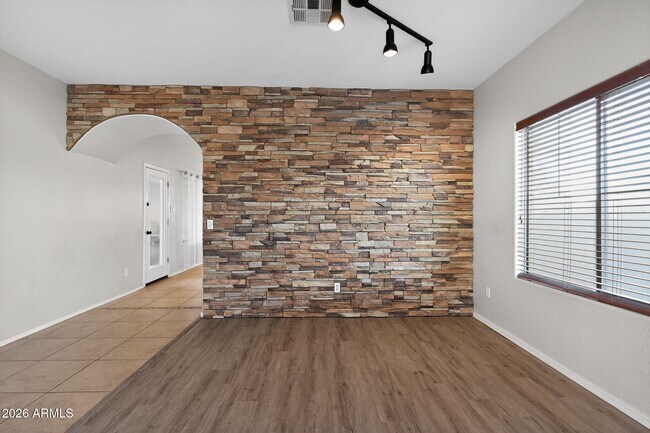 Building Photo - 939 E Sourwood Dr