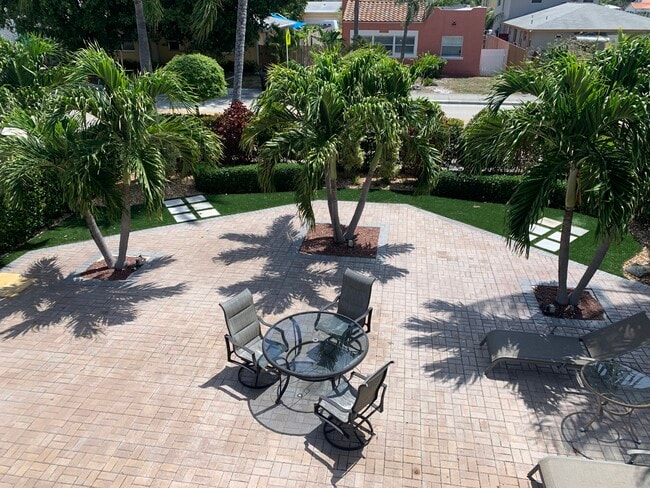 Courtyard - Capri Apartments