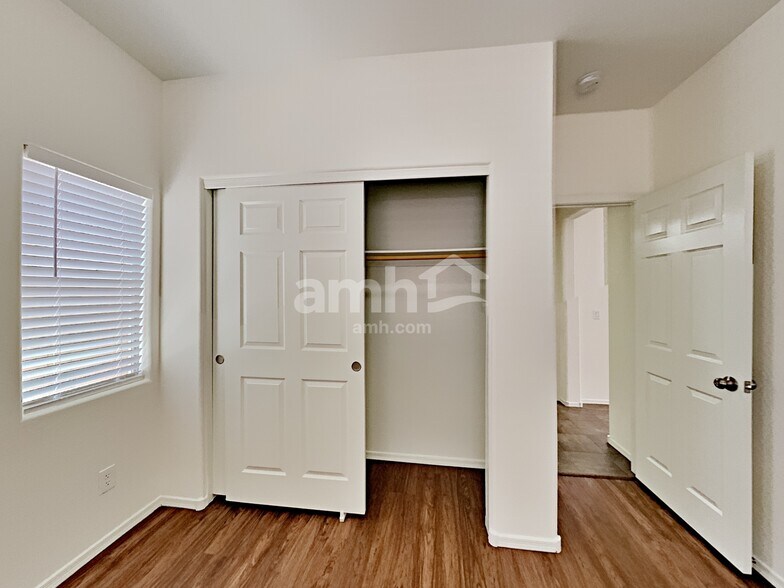 Building Photo - 4744 E Laurel Ave