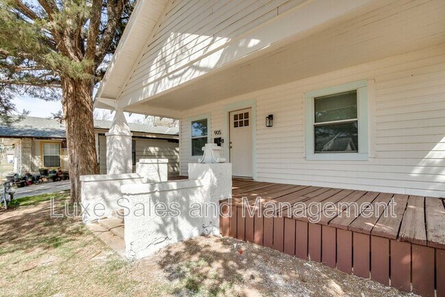 Building Photo - 905 E Rogers St