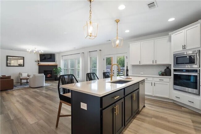 Kitchen Quartz counter tops - 166 Crest Brooke Dr