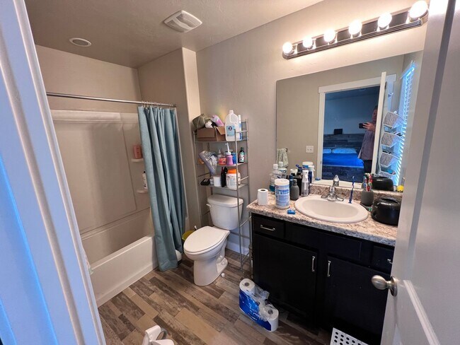 Building Photo - Beautiful Townhome in Bluffdale