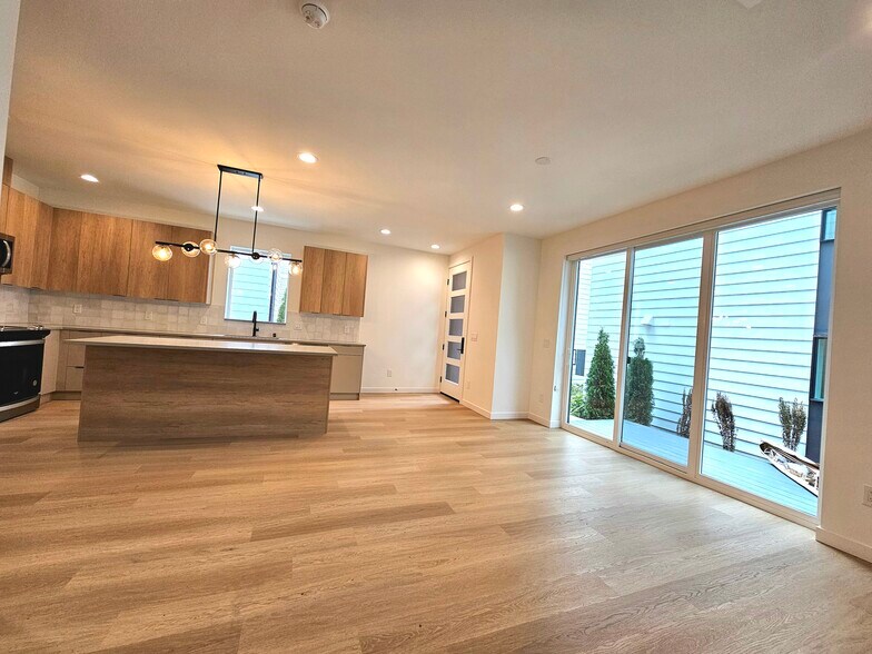 Building Photo - 922 16th Ave