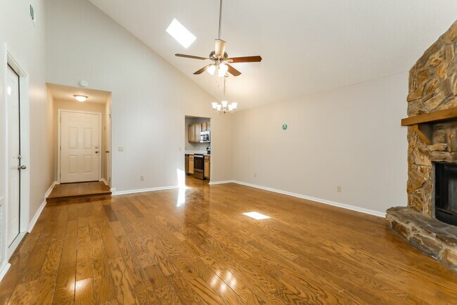 Building Photo - 1845 Alberta Ct N