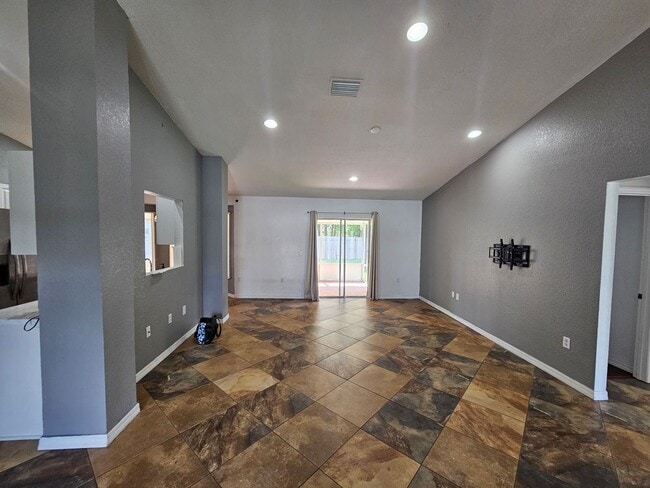 Building Photo - BEAUTIFUL 3 BED / 2 / BATH /2 CAR GARAGE (...