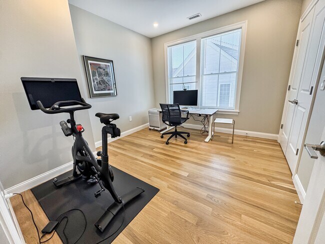 Building Photo - 40 Waverly St