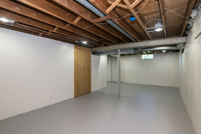 Building Photo - 2420 N Circle Dr