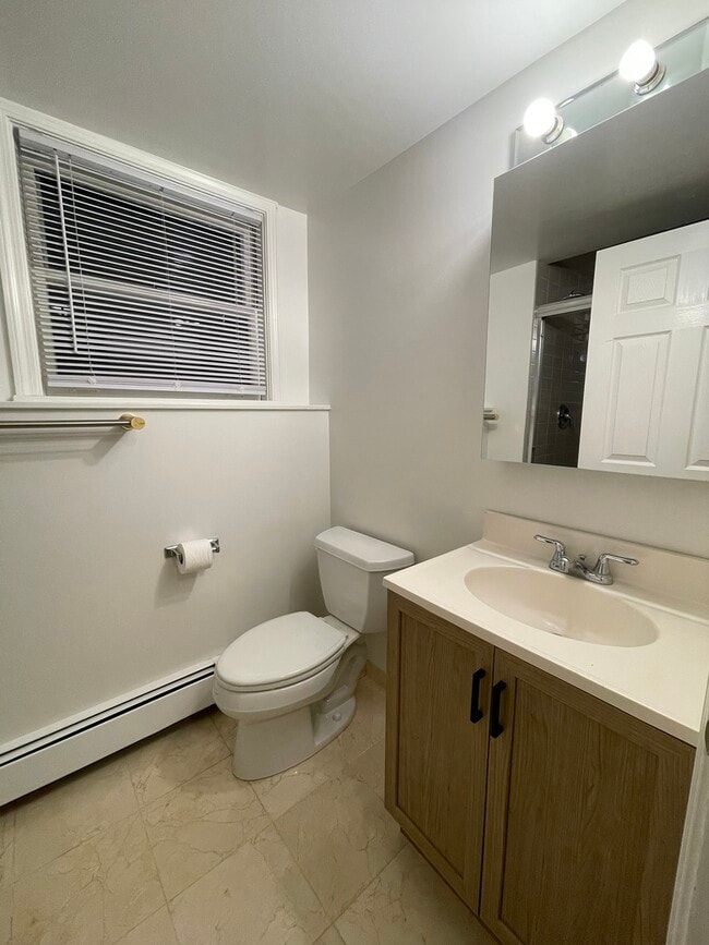 Building Photo - 6125 W Rosedale Ave